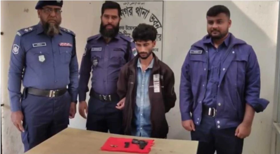 অস্ত্র-গুলিসহ ছাত্রলীগকর্মী আটক